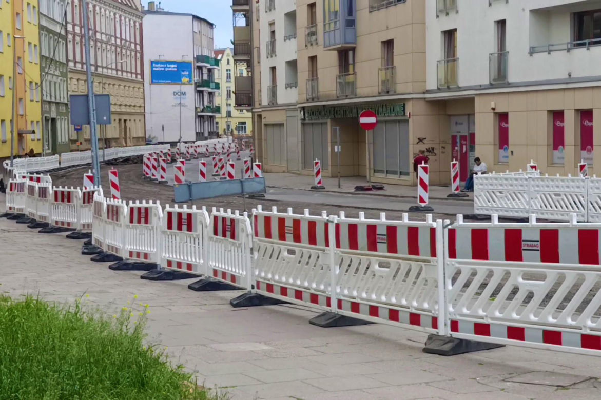 Szczury uszkodziły ul. Emilii Plater