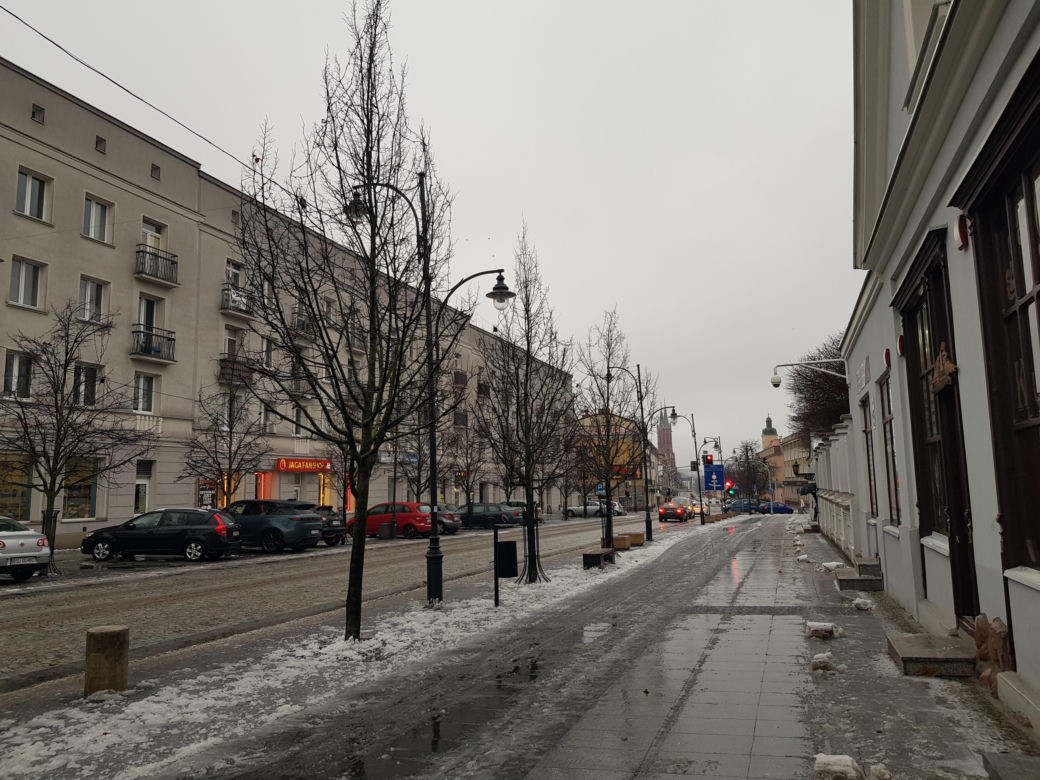 Gołoledź, marznące opady i oblodzone chodniki. Tak wyglądał poranek na drogach w Białymstoku
