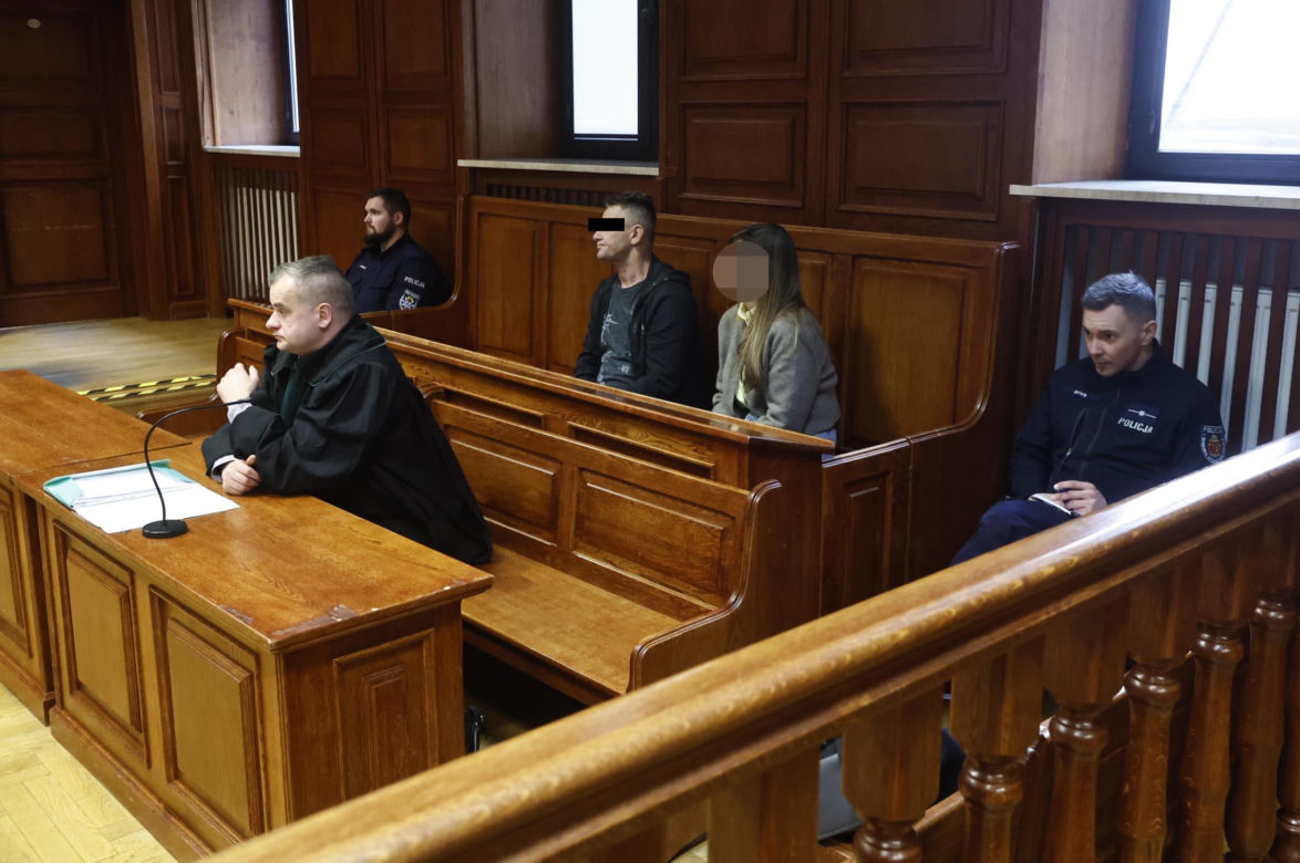 „Sztuczną szczękę wepchnięto jej do gardła”. Przerażające ustalenia. W mieszkaniu w Warszawie znaleziono cztery ciała