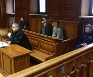 „Sztuczną szczękę wepchnięto jej do gardła”. Przerażające ustalenia. W mieszkaniu w Warszawie znaleziono cztery ciała