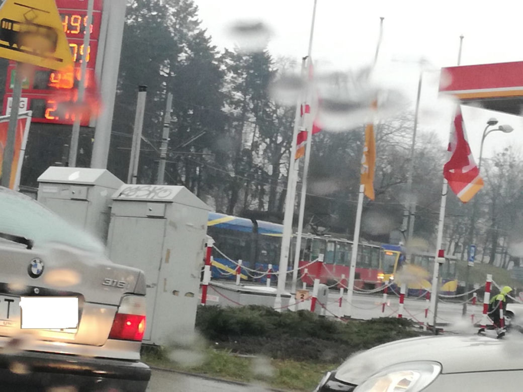 Kolizja samochodu osobowego z tramwajem na ul. Uniwersyteckiej w Toruniu
