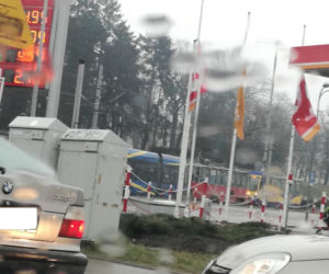 Kolizja samochodu osobowego z tramwajem na ul. Uniwersyteckiej w Toruniu