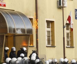 PILNE! Zamieszki w Lubinie! Tłum zaatakował komendę policji! 
