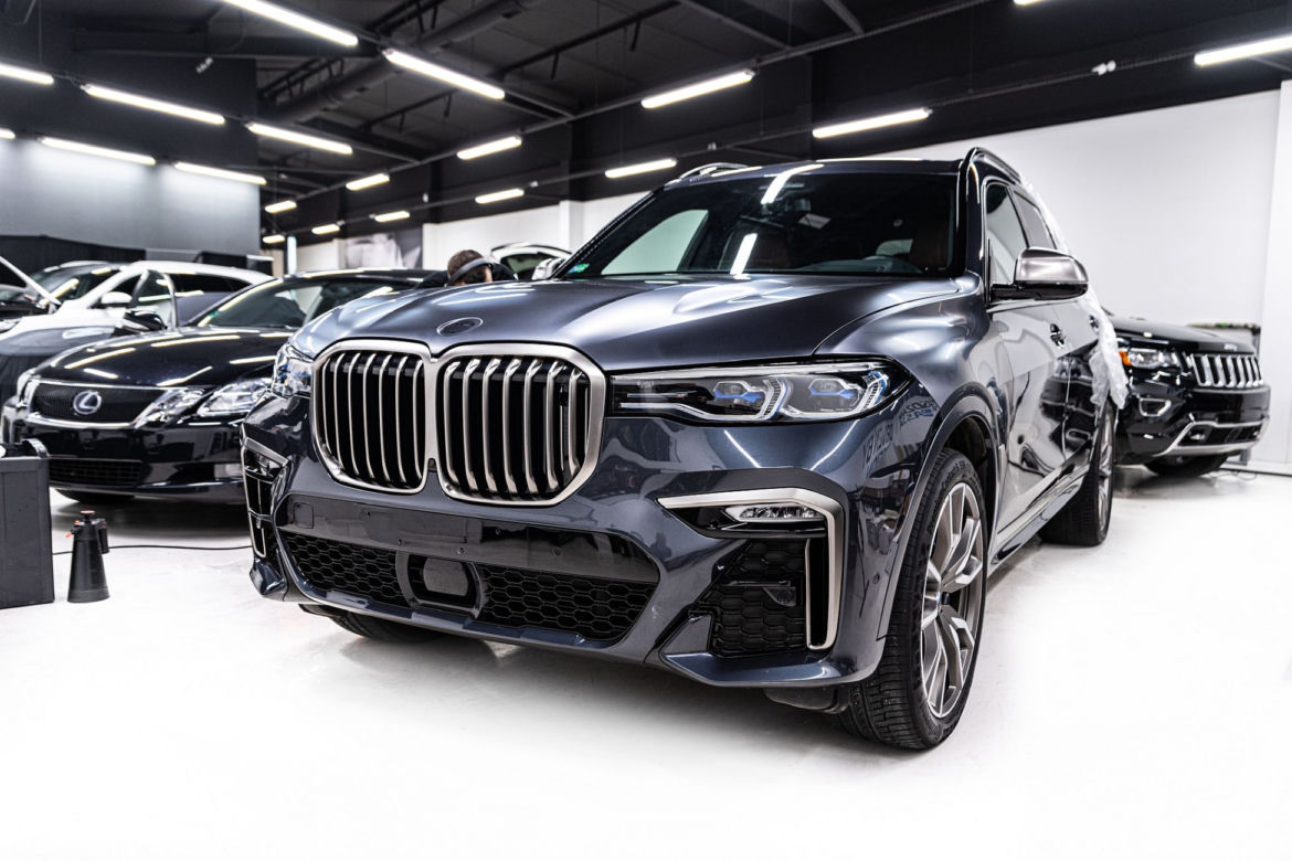 C-BooL jeździ BMW X7 M50d