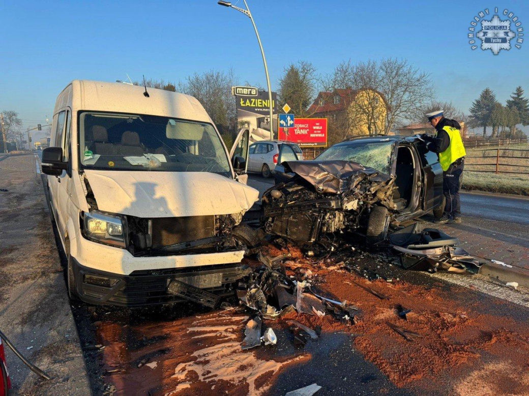 Wypadek na D44 w w Tychach. Samochód osobowy zderzył się czołowo z busem
