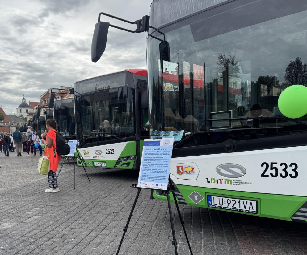 Nowe autobusy hybrydowe MPK Lublin na Placu Zamkowym. O inwestycji z funduszy UE przeczytasz na Eska Lublin.