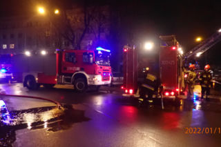 Spalili pół bloku, bo zostawili gotujące się jedzenie na kuchence. Zarzuty po pożarze na os. Centrum A