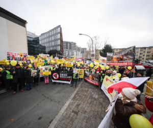 Protest ws. wariantów S7 przed siedzibą oddziału GDDKIA w Krakowie