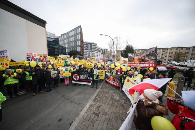 Protest ws. wariantów S7 przed siedzibą oddziału GDDKIA w Krakowie