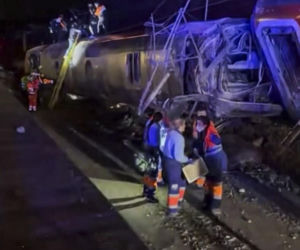 Tragedia na kolei. Pociągi wypadły z torów, nie żyją co najmniej 2 osoby