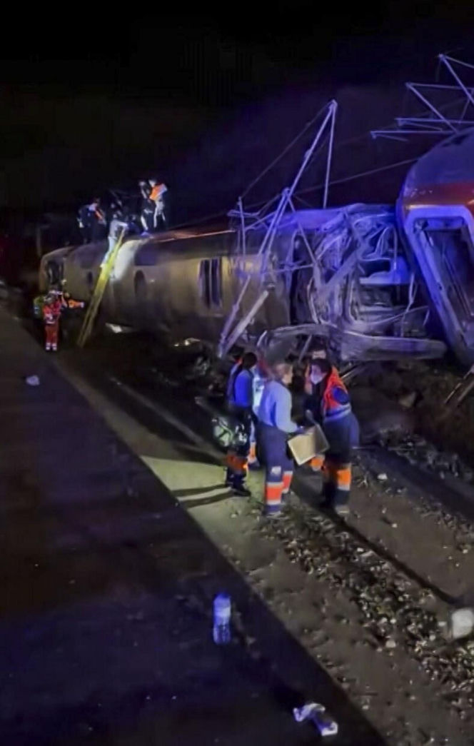 Tragedia na kolei. Pociągi wypadły z torów, nie żyją co najmniej 2 osoby