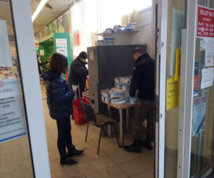 Olsztyn. Dystrybucja maseczek dostarczonych z rządowej Agencji Rezerw Strategicznych.