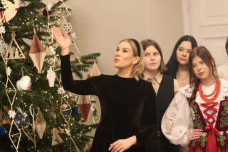 Marta Nawrocka dekoruje choinkę w Pałacu Prezydenckim. Pierwsza Dama rozwiesza bombki sama