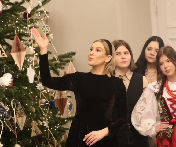 Marta Nawrocka dekoruje choinkę w Pałacu Prezydenckim