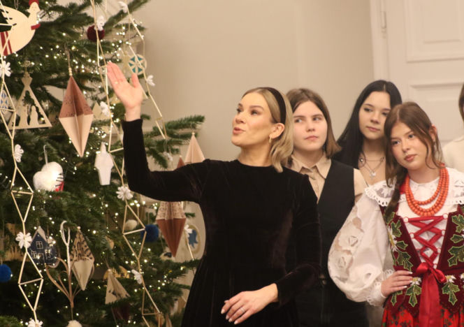 W Pałacu Prezydenckim już święta. Marta Nawrocka z rodziną ubierała choinkę