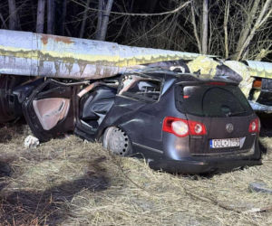 18-latek jechał samochodem z trzema nastolatkami. Jedna walczy o życie