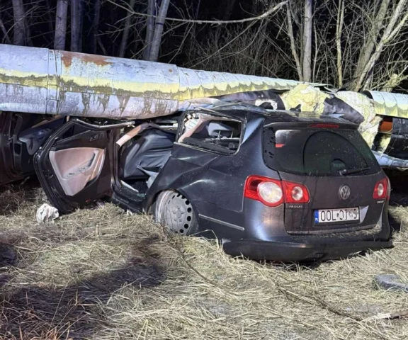 Uciekali przed policyjnym pościgiem. 17-latka walczy o życie
