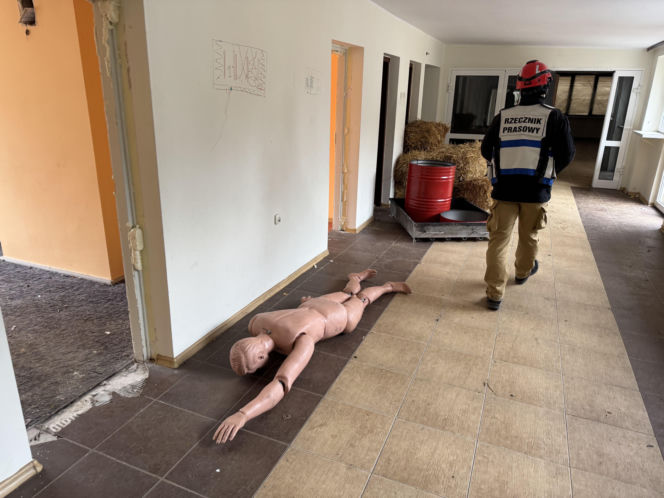 Potężne manewry strażaków na Pomorzu. Do akcji weszły psy ratownicze i policyjni antyterroryści