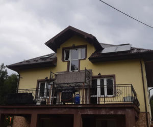 Stara Wieś. W domu jednorodzinnym URWAŁ SIĘ balkon! Trzy osoby w szpitalu