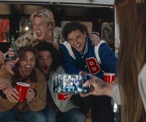 Główne role grają Ella Bright (The Crown) i Belmont Cameli (Byle do dzwonka).