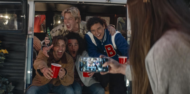 Główne role grają Ella Bright ("The Crown") i Belmont Cameli ("Byle do dzwonka").