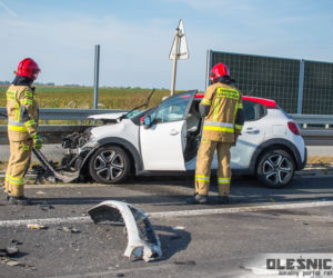 Citroen zderzył się czołowo z wywrotką. Groźny wypadek pod Oleśnicą