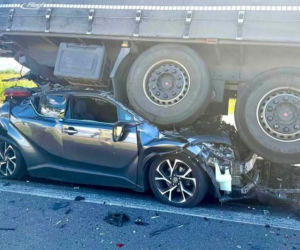 Osobówka dosłownie wjechała pod ciężarówkę! Wstrząsające zdjęcia z miejsca wypadku
