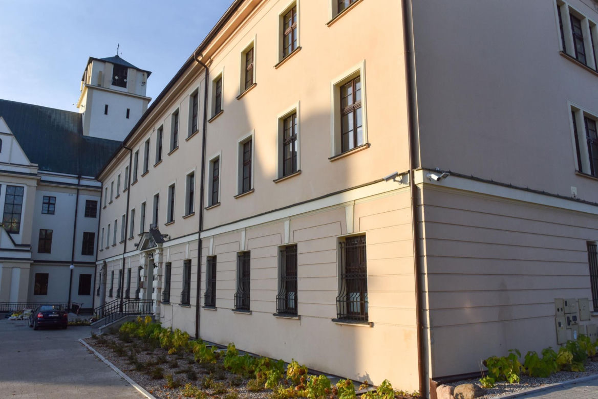 Tu mieszka ksiądz Tadeusz Rydzyk. Tuż za ścianą jego klasztornej celi jest kościół