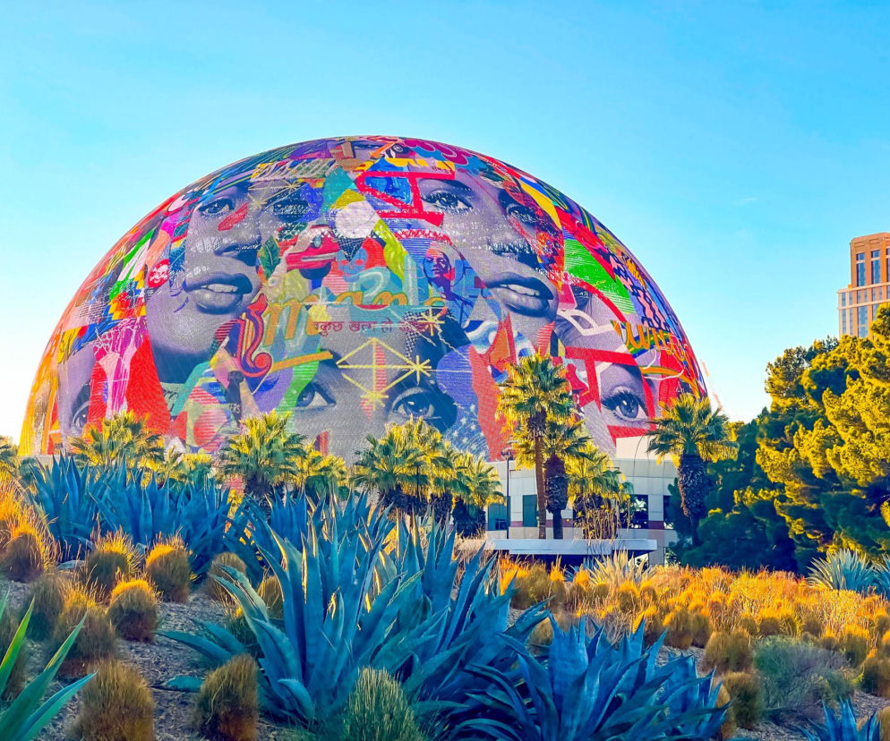 Gigantyczna kopuła Sphere w Las Vegas z kolorową grafiką twarzy na elewacji LED. O kulisach budowy czytaj w Architektura.