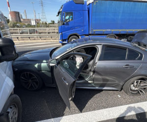 Drogim Jaguarem wbił się w bus. Potem uciekł