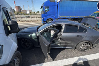 Drogim Jaguarem wbił się w bus. Potem uciekł