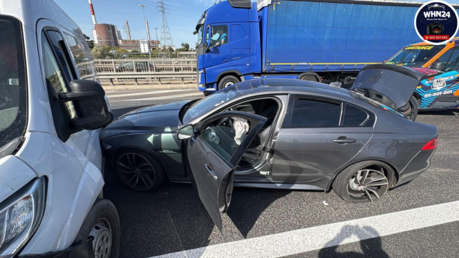 Drogim Jaguarem wbił się w bus. Potem uciekł