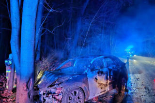 Auto uderzyło w drzewo i stanęło w płomieniach! Dramatyczny wypadek pod Bydgoszczą