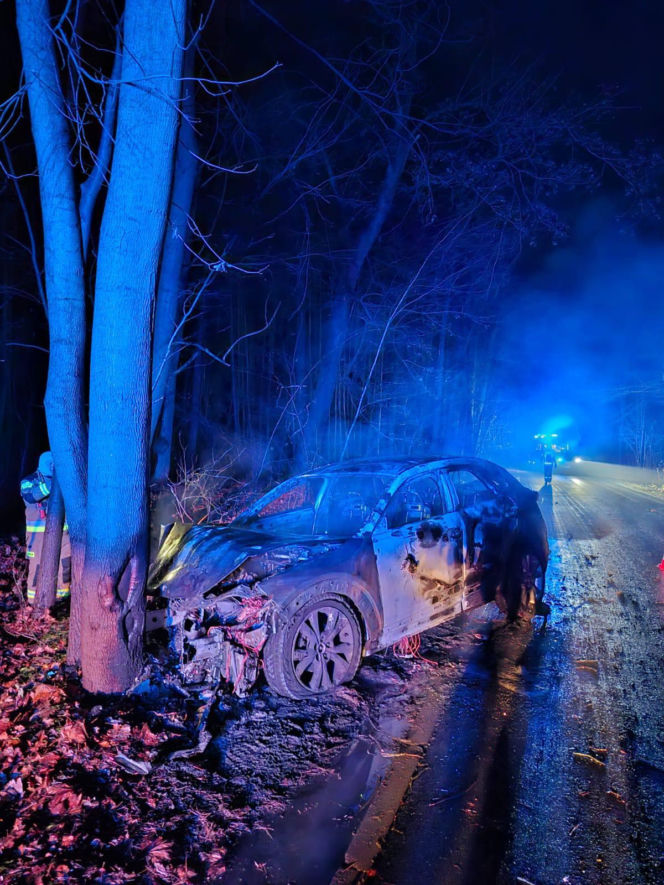 Auto uderzyło w drzewo i stanęło w płomieniach! Dramatyczny wypadek pod Bydgoszczą