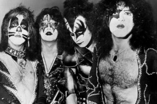 Peter Criss wspomina pierwszą rozmowę z Gene'em Simmonsem na temat dołączenia do Kiss. Nie mogłem uwierzyć, o co mnie pytał 