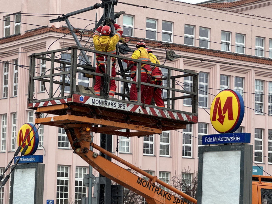 Zerwana sieć trakcyjna sparaliżowała ruch tramwajowy. O linię zahaczyła ciężarówka