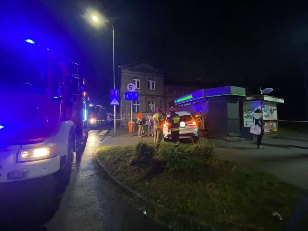 Wypadek w Toruniu. Samochód wjechał w kiosk