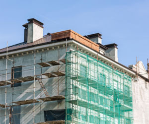 Rodzaje i właściwości tynków elewacyjnych w systemach ETICS