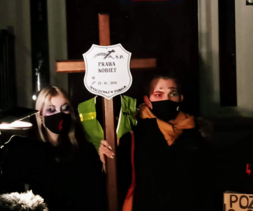 Strajk Kobiet w Szczecinie: Manifestacja pod siedzibą PiS - 27 stycznia 2021 r.