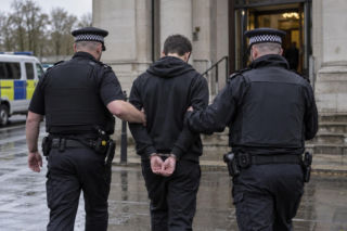 19-letni Norweg przyleciał do UK zabić obcą osobę na zlecenie. Dostał rozkazy od Agenta 47. Sąd nie miał litości