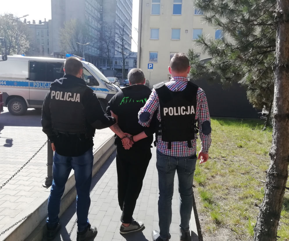 Łódź: Ukradł auto i po chwili ROZWALIŁ JE na kamienicy