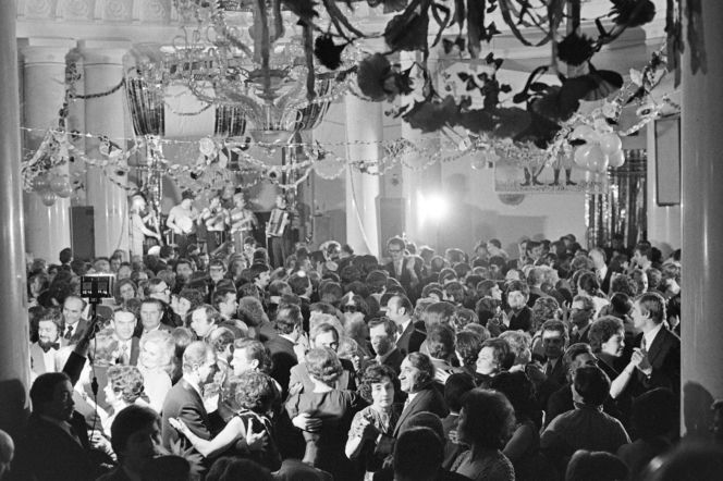 Sylwester w Warszawie sprzed lat. Tak stolica witała dawniej Nowy Rok