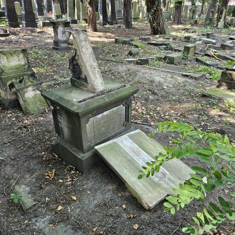 Wandale zdewastowali kilkanaście nagrobków na Cmentarzu Żydowskim w Katowicach