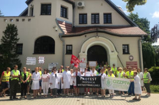Protest pracowników Inspekcji Weterynaryjnej we Wrocławiu! Utrudnienia na ul. Ślężnej! [ZDJĘCIA]