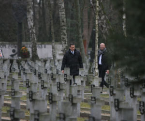 Premier modlił się przy grobie ojca