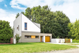 Nietypowy dom na 480 m². Elewacja jak ekierka i zaskakująco przestronne wnętrza
