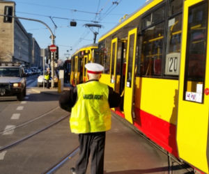 Warszawa zablokowana! Czołowe zderzenie tramwajów na skrzyżowaniu Solidarności i Jana Pawła przy kinie Femina
