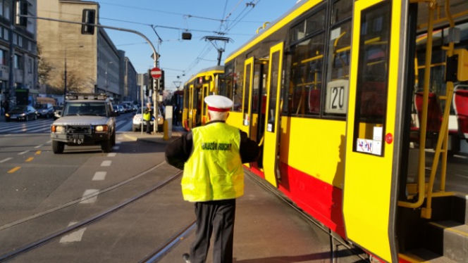 Warszawa zablokowana! Czołowe zderzenie tramwajów na skrzyżowaniu Solidarności i Jana Pawła przy kinie Femina