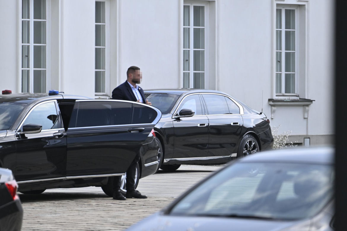 Karol Nawrocki który odbiera Kasię ze szkoły.