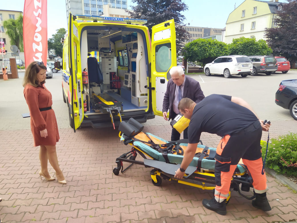 Jak wygląda karetka bariatryczna zakupiona z BOM dla rejonu siedleckiego